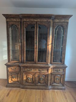 Good Condition Wood China Cabinet With Lighting 3 Door