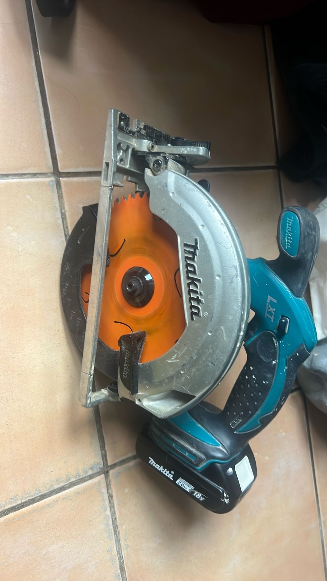 Cierra Makita 18 Volt De 6 1/2 Con Bateria