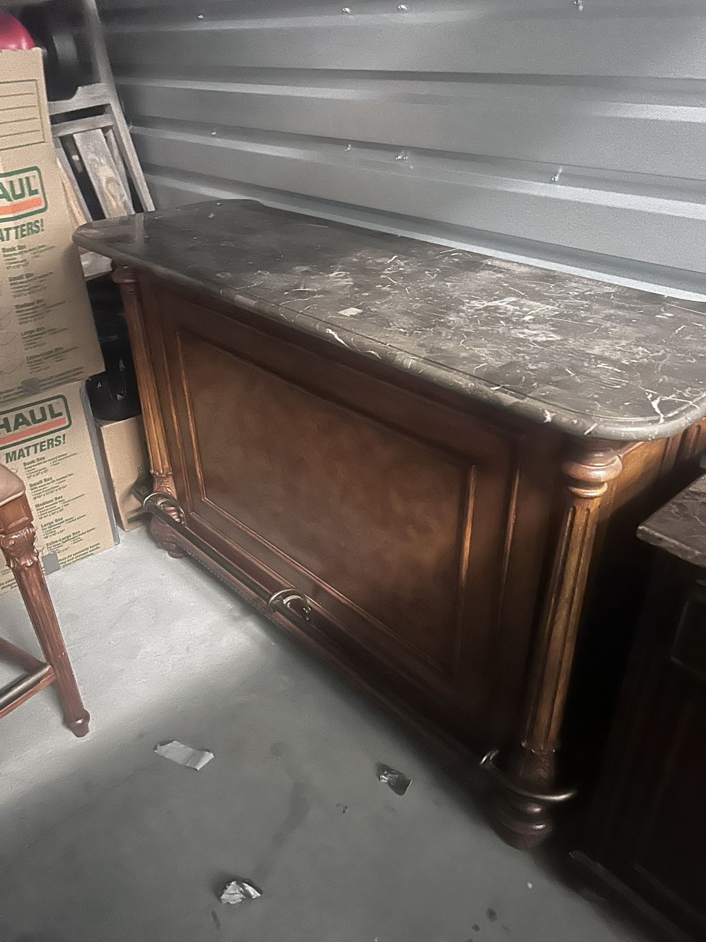 Full Bar With 2 Stools