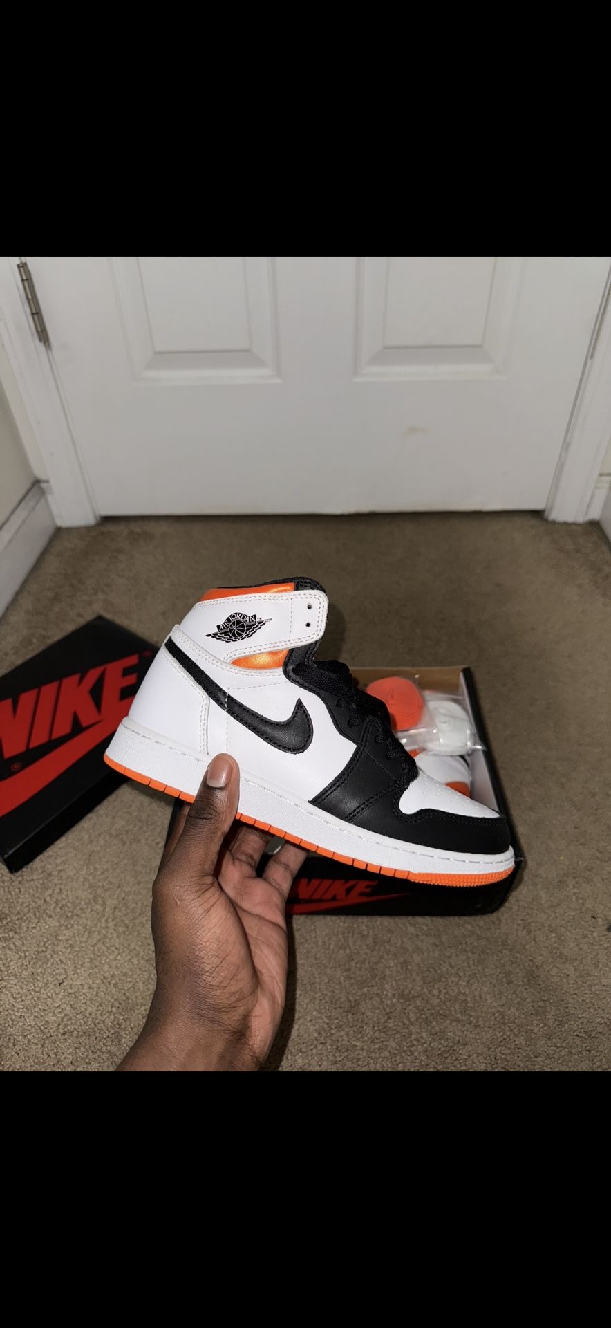 Jordan 1 Electro Orange Size 7 $75‼️