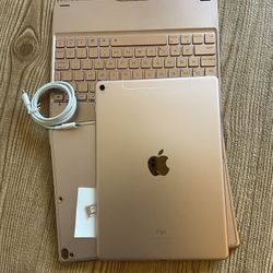 iPad Pro 9.7” (Rosegold) 128GB WiFi + Cellular Unlocked with Keyboard Case & Charger 