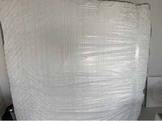 Avenco Queen Mattress in Excellent Condition