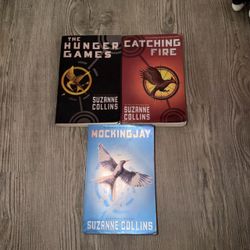 Hunger Games Trilogy Paperback Set: Hunger Games, Catching Fire, Mockingjay