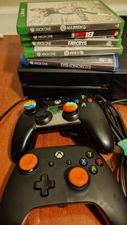 Xbox One with 2 controlles and five games