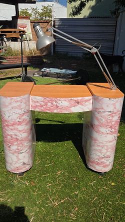 Mesa de manicurista con lámpara