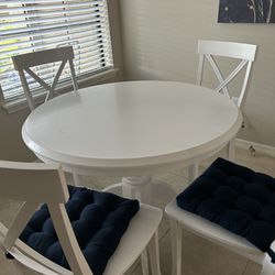 White Pedestal Table With 4 Chairs