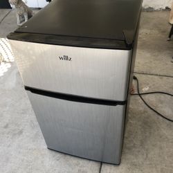  Mini Fridge W/ Freezer Works Great 