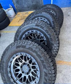 Vendo Rines nuevos con llantas semi nuevas con 80% de vida las 4 Para Toyota Tacoma Chevy Silverando Runner Ford F-150 GMC Para todo Tipo de Troc