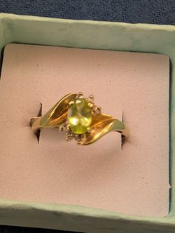 PERIDOT AND DIAMOND RING 10 KARAT GOLD SIZE 6