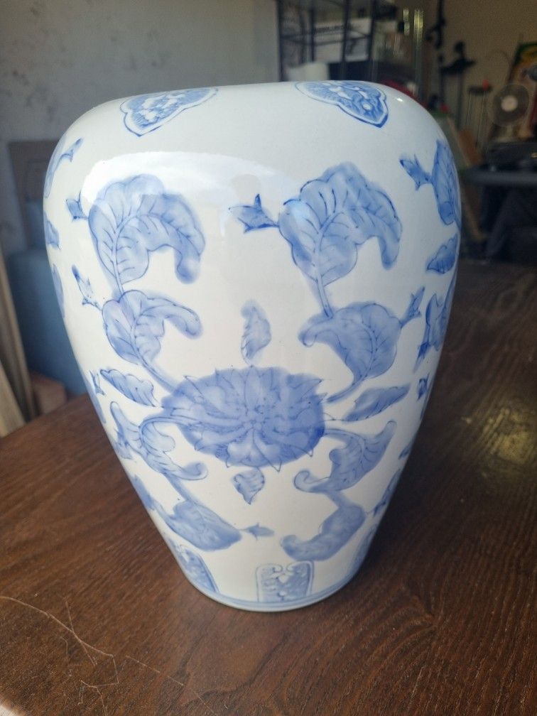 Blue & White Chinese Ceramic Porcelain  Vase