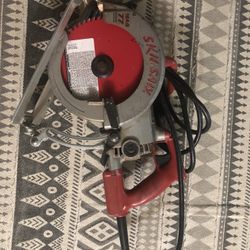 7/4 SKiLLSAW WiTH A ALUMiNUM TABLE, iN GOOD WORKiNG CONDiTiON, WiTH A NEW BLADE ON iT.