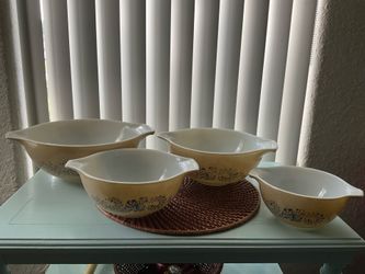 Vintage Pyrex Cinderella mixing bowls, set of 4