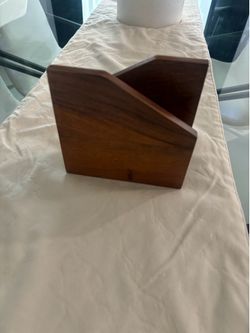 Threshold napkin holder