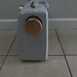 sewing machine. Like New . 
