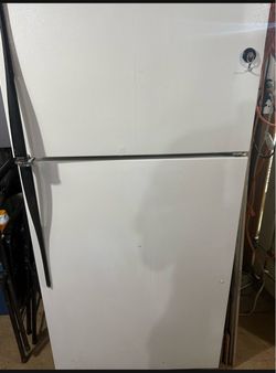Hotpoint White Top-Freezer Refrigerator