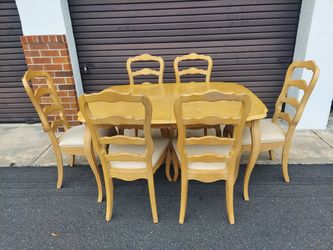 Vintage Stanley Furniture 7 Piece Country French Dining Set with Table 2 Leaves and Six Tall Ladder Back Chairs .
