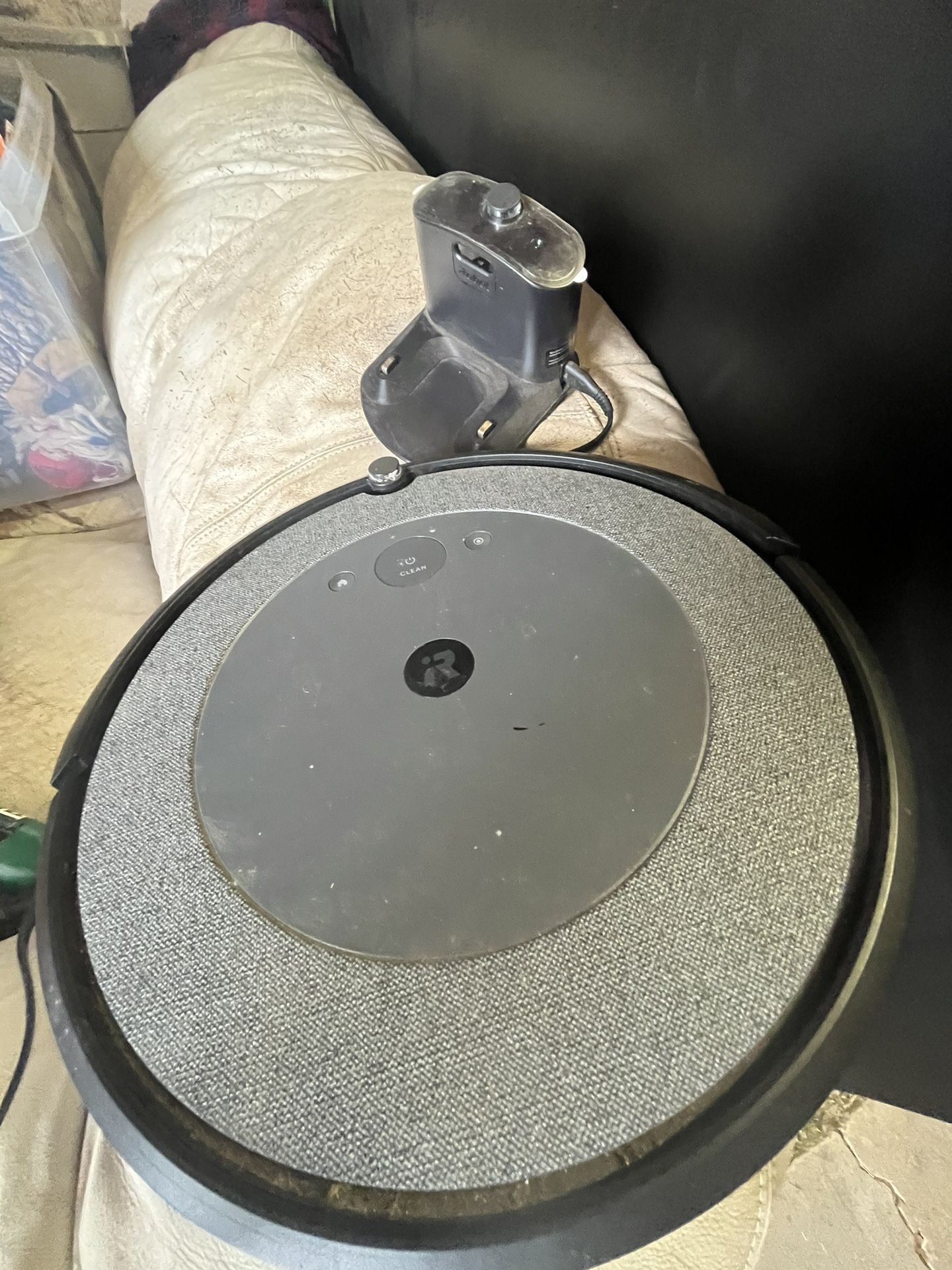 Roomba i3 iRobot Vacuum With Charging Dock - Works