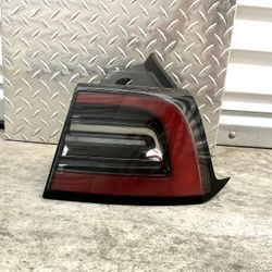 2017 - 2022 TESLA MODEL 3 TAIL LIGHT RIGHT PASSENGER OEM