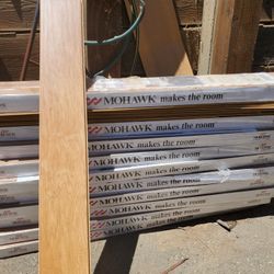 Para Piso Facil D Poner  12 Cajas Suficiente Para Un Cuarto  Vale Mas D 2 Dollars Pie Cuadrado Pero Varato Lo Doy