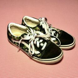 Girls’ Vans Old Skools