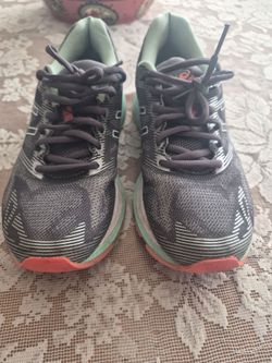 Womans asics tennis shoes,  size 7.5
