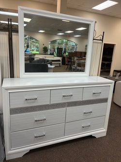 Brand New Dresser with Mirror / Comoda con Espejo Nueva a Estrenar