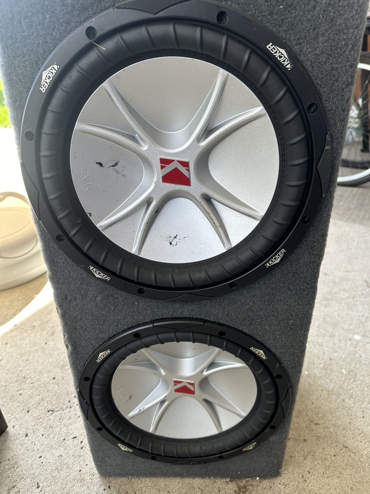 2 Kicker Subwoofer 