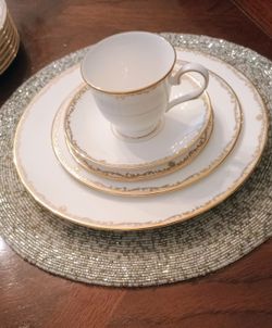 LENOX Classic CORONET Bone China, 8, 5 Piece Place Settings 40 Pieces