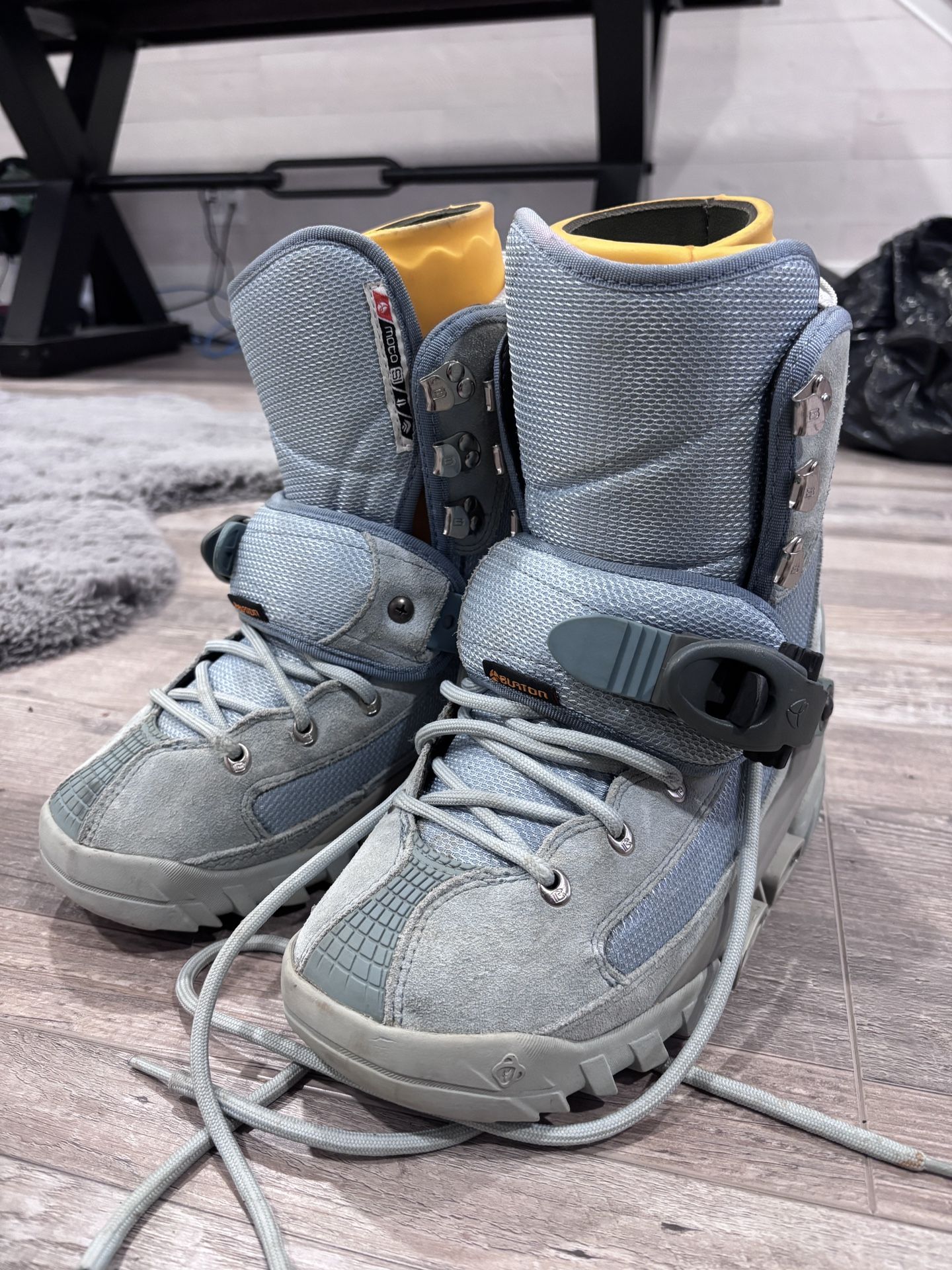 Women’s Moto Si Size 8 Snow Boots