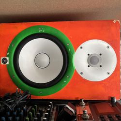 2 Yamaha HS8 Studio Monitors 