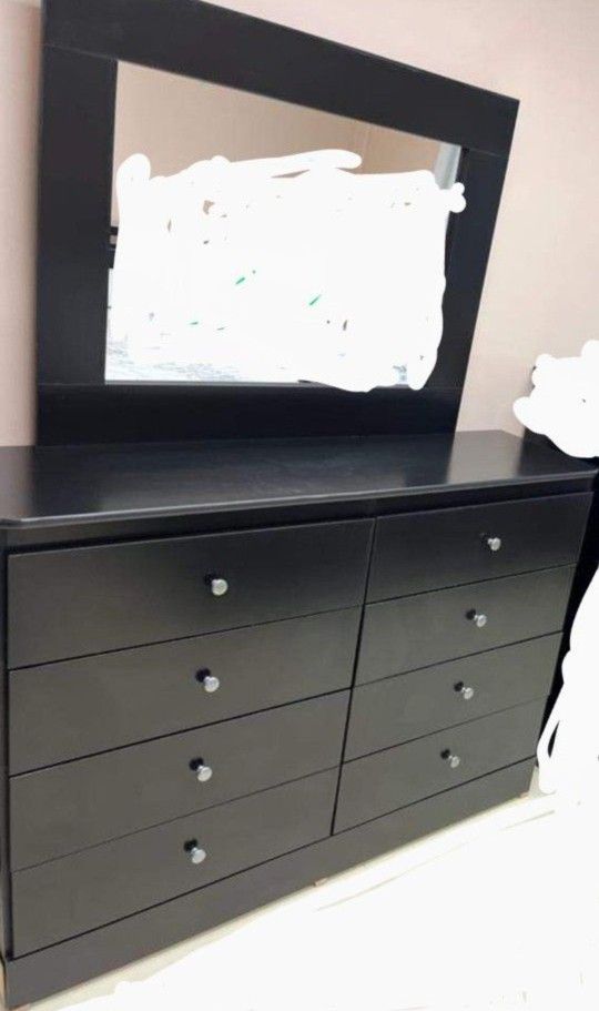 Like New 8 Drawers Dresser With Mirror Hardly Used 