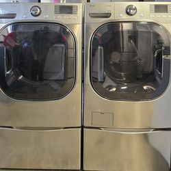 Washer and Dryer Set w/Pedestals