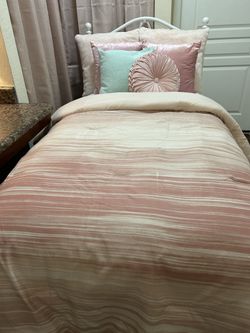 Beautiful Twin Bed for sale!