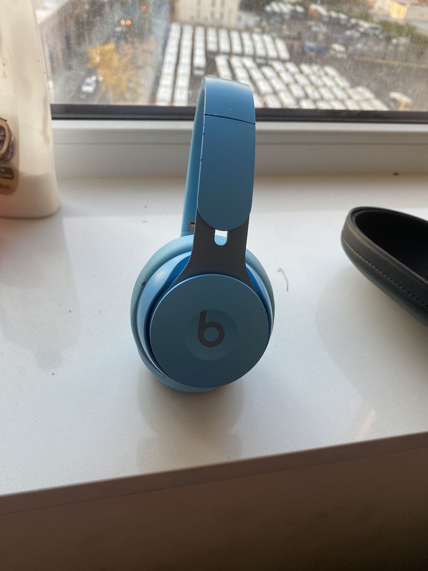 Beats Solo Pro Wireless Headphones – Great Condition, Minor Flaw