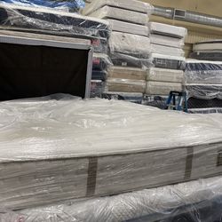 King mattress stearns&foster set 💫