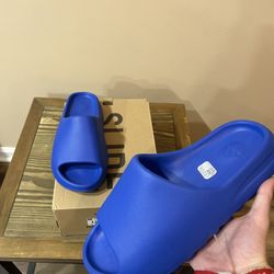 Yeezy slide (Azure) SIZE 10