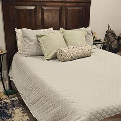 4pc Wood Queen Bedroom Set