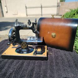 Singer Vintage Mini Table Top Sewing Machine
