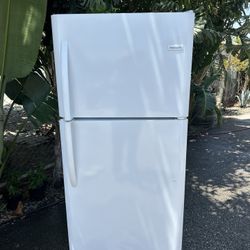  Frigidaire  Refrigerator Like New 🐝
