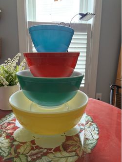 Vintage 1950’s Pyrex Bowl. Like New.  Barley Used.  **READ BELOW (Johnstown Ohio)