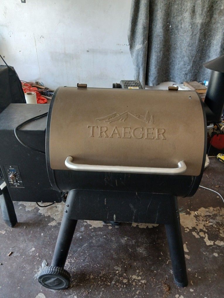 TRAEGER SMOKER GRILL