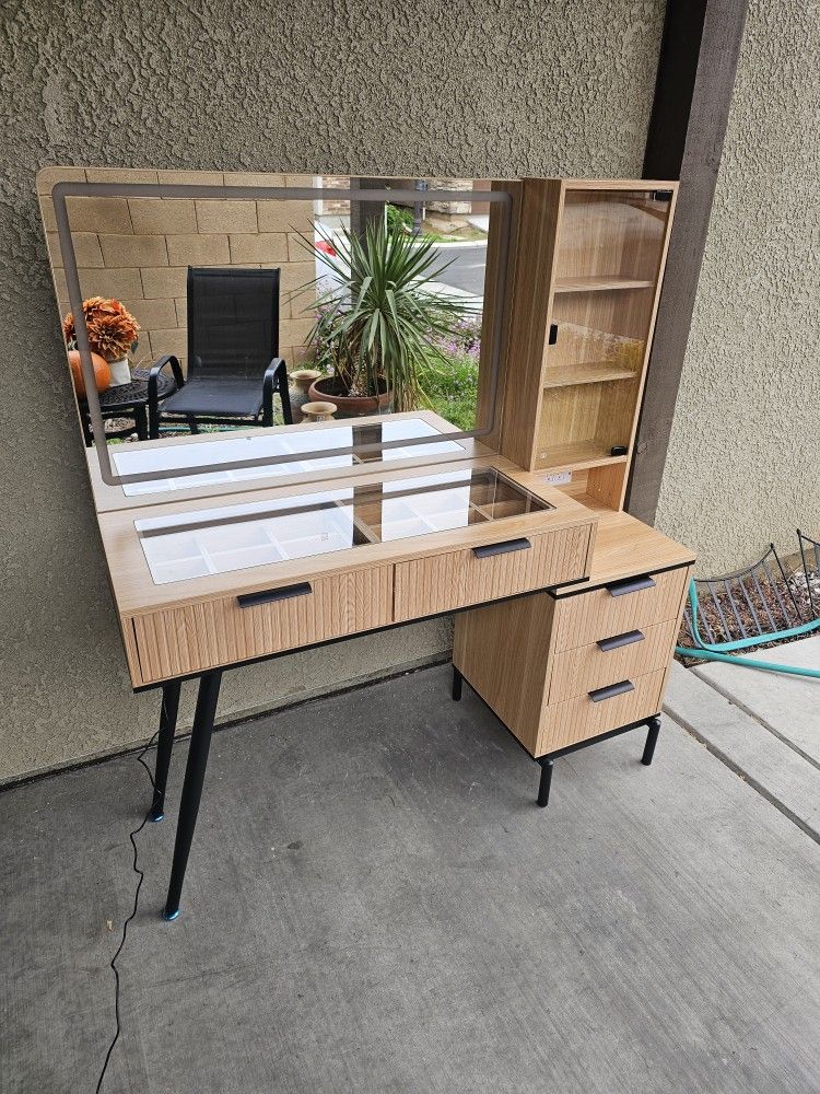 Vanity Makeup Table