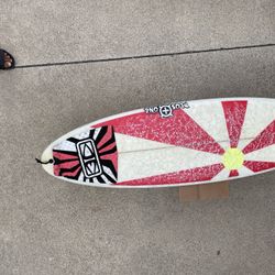 5’9 Thruster surfboard