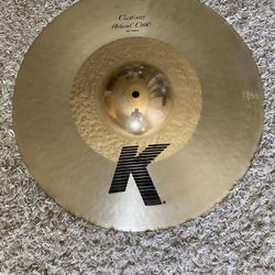Zildjian 19" A Avedis Reissue Crash/Ride Cymbal is in excellent condition. This cymbal was used only in professional recording studio. Amazing sound!!