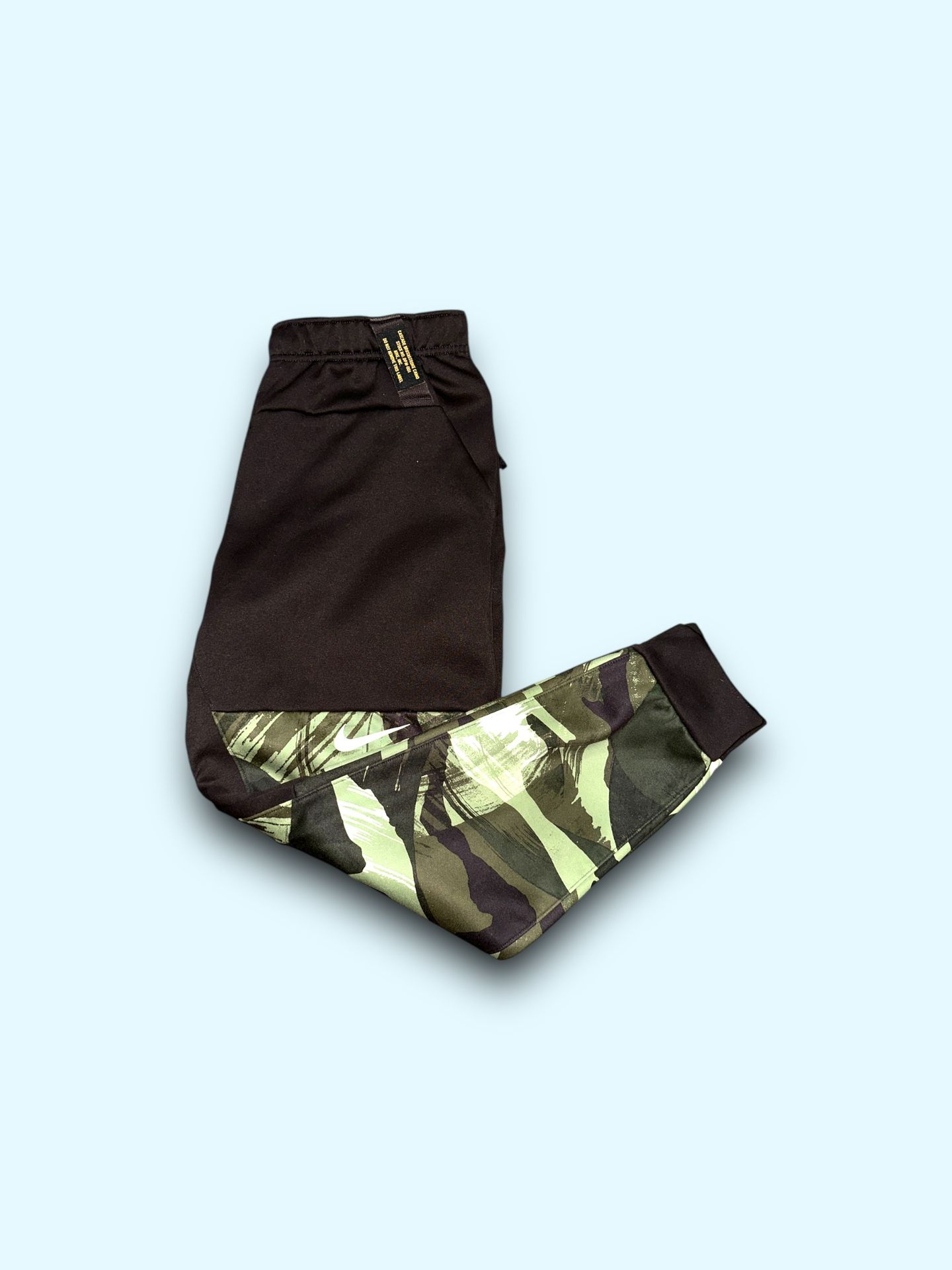 Nike sportswear cascade brushstroke camo tapered therma-fit track pants