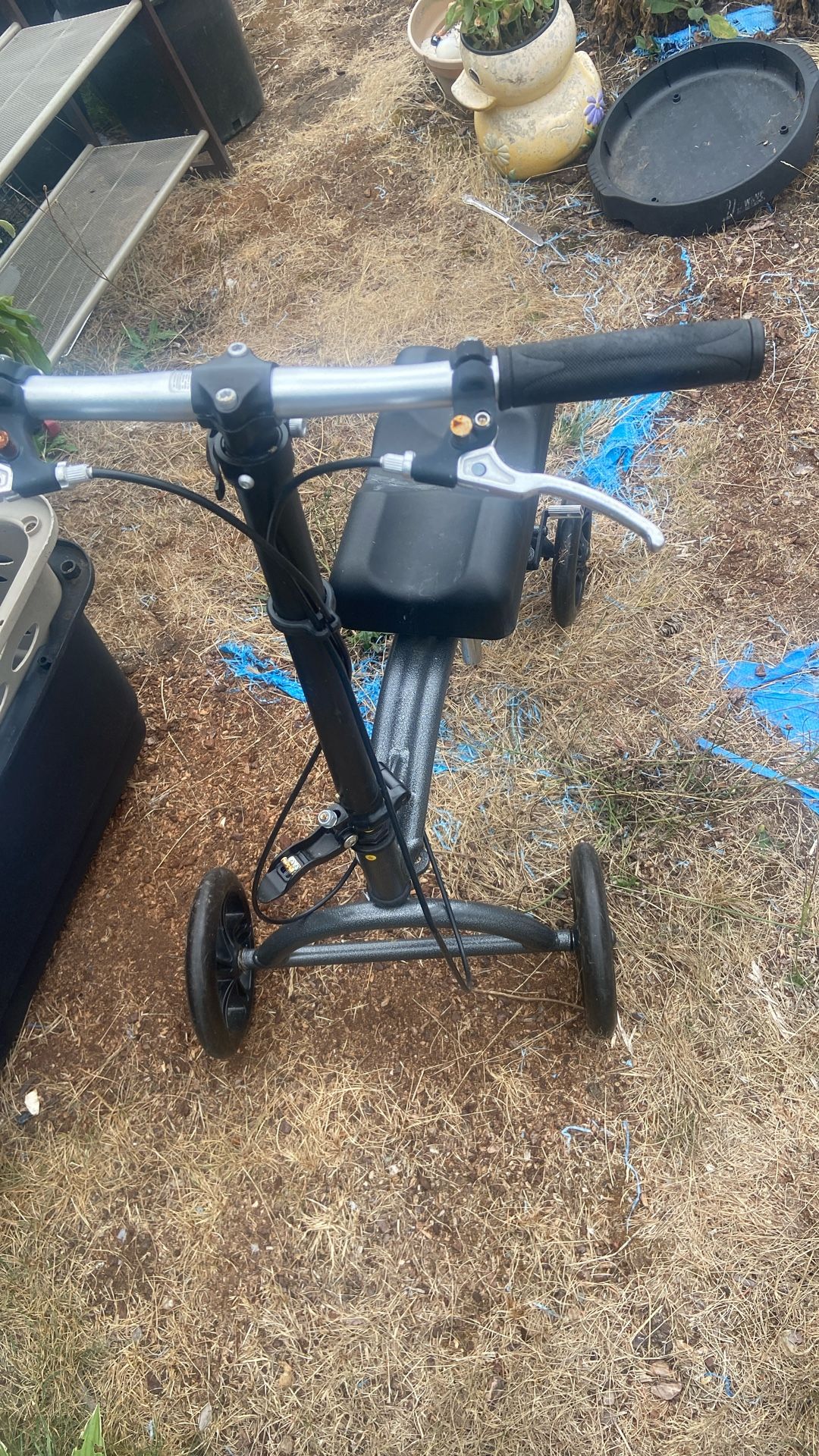Knee Walker Price 30$. Pick Up. E. 67th St. and Grand View   E Tacoma