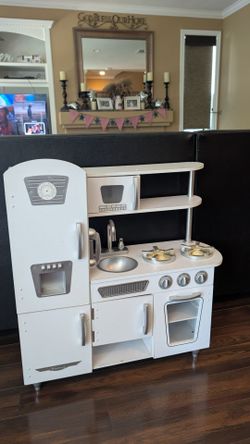 Kids white  kitchen. Kid Kraft