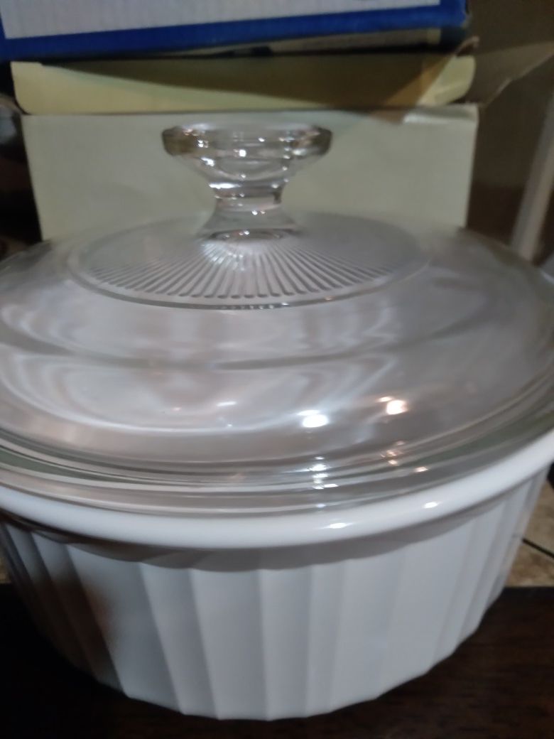 1.5put. Corningware round dish with lid