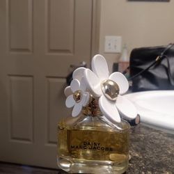 Daisy perfume