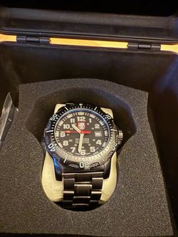 Luminox Men's 'Authorized for Navy Seal Use Black Dive Watch Series 4220 (TRADE???) like new cosmetic and working condition. Comes with original packa